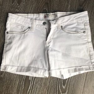 Size 7 Levi’s off-white jean short